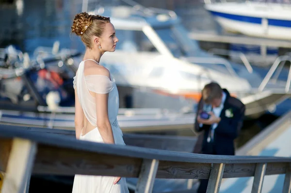 Невеста позирует жениху — стоковое фото