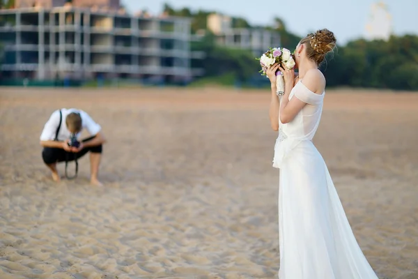 Sposa posa per il suo sposo — Foto Stock