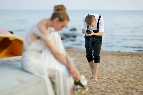 Brudgummen skytte hans brud med en gammal kamera — Stockfoto