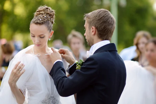 Bride and groom getting ready for a wedding — Stock Photo, Image