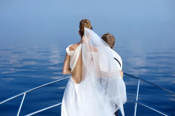 Novia y novio felices en un yate — Foto de Stock