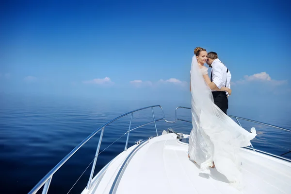 Felice sposa e sposo su uno yacht — Foto Stock