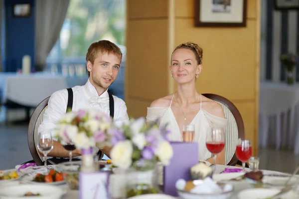 Braut und Bräutigam am Empfangstisch — Stockfoto