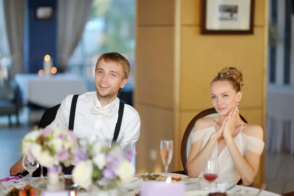 Bruid en bruidegom op de receptie tabel — Stockfoto