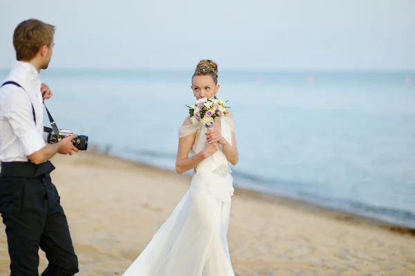 Невеста позирует жениху — стоковое фото