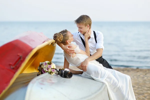 Bride and groom kissing on a beach — Stock Photo, Image