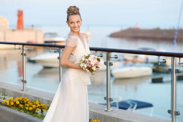 Bella sposa in posa in un porto — Foto Stock