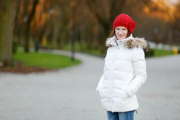 Mladá žena nosí red hat na podzim — Stock fotografie