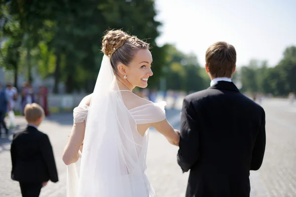 Ritratto esterno di sposa e sposo — Foto Stock