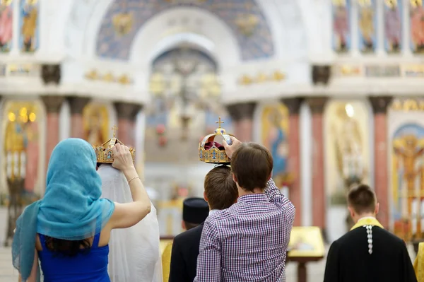 Bruid en bruidegom tijdens een ceremonie van het huwelijk — Stockfoto