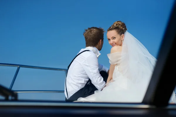 Novia y novio felices en un yate — Foto de Stock