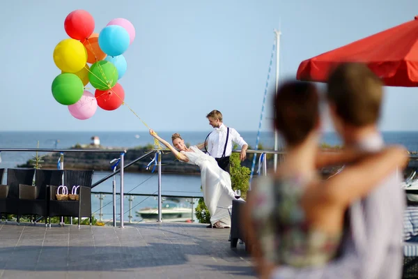 Bride and groom with colorful balloons — Stock Photo, Image