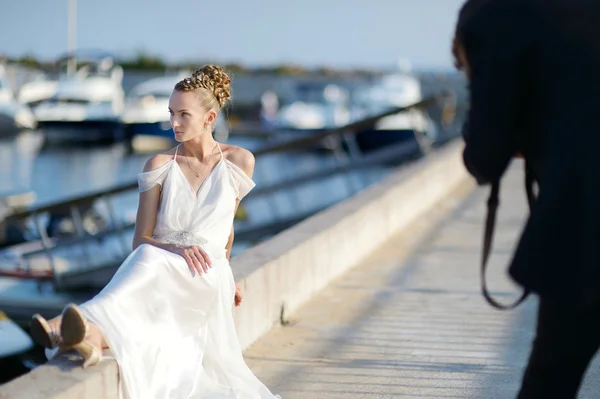 Sposa posa per il suo sposo — Foto Stock