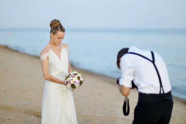 Pengantin wanita berpose untuk pengantin prianya — Stok Foto
