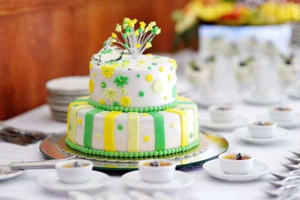 Gâteau de mariage rayé — Photo