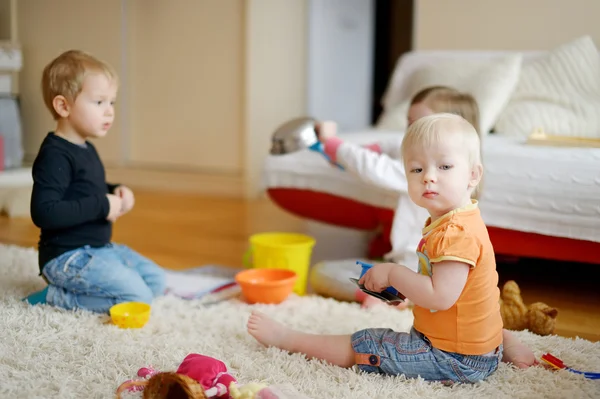 Tre barn som leker sammen – stockfoto