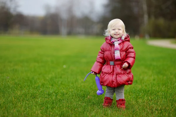 Adorable girl in a park — Stock Photo, Image
