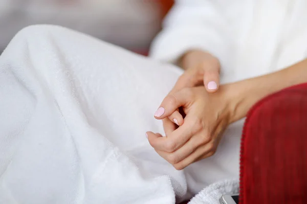 Les mains de la mariée lors d'un maquillage de mariage — Photo