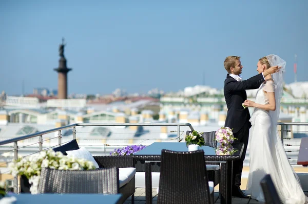 Ritratto esterno di sposa e sposo — Foto Stock