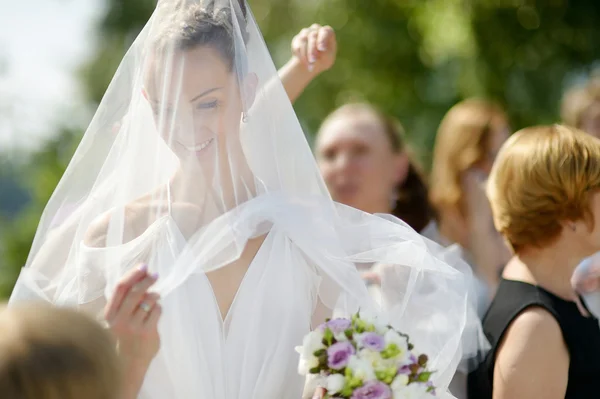 Красивая невеста на открытом воздухе — стоковое фото