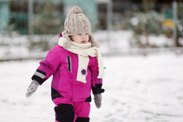 Petite fille s'amuser le jour d'hiver — Photo