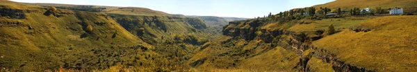 Panorama över en kanjon i norra Kaukasus — Stockfoto