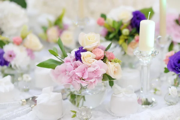 Vacker rosa rosor i små vaser — Stockfoto