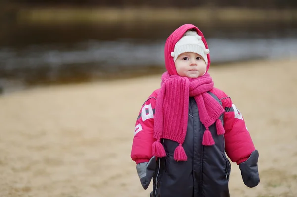 Menina adorável se divertindo em um parque — Fotografia de Stock