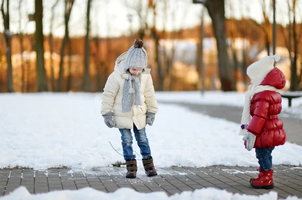 Två små systrar att ha kul på vinterdag — Stockfoto