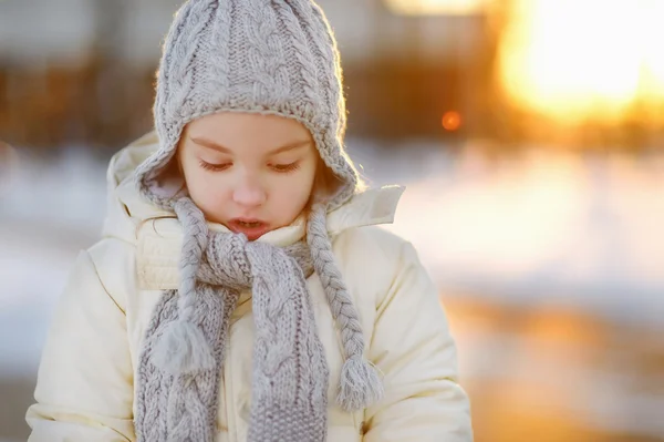 Девчонка веселится в зимний день — стоковое фото