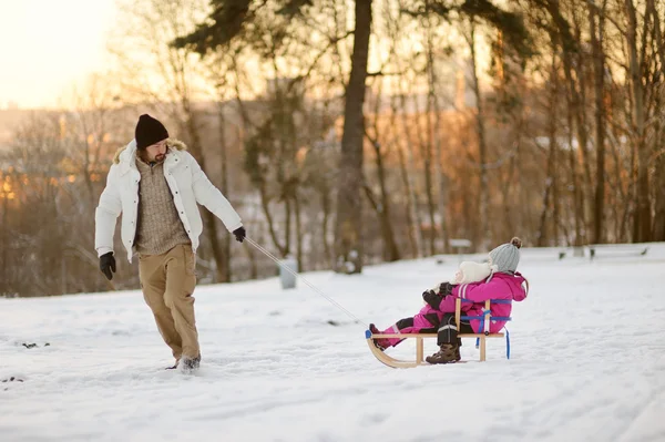 Padre e le sue figlie si divertono nella giornata invernale — Foto Stock