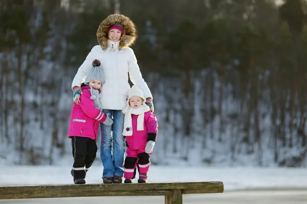 Giovane madre e le sue figlie in un giorno d'inverno — Foto Stock