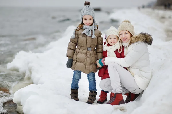 Giovane madre e le sue figlie in un giorno d'inverno — Foto Stock