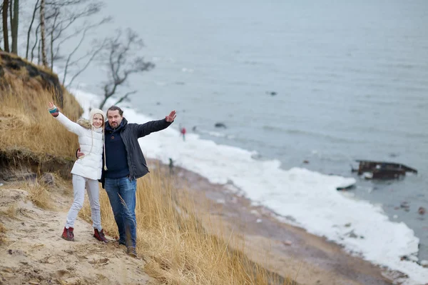 Молодая пара наслаждается прекрасным видом на море — стоковое фото