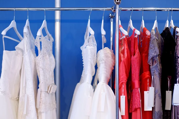 Unos hermosos vestidos de novia — Foto de Stock