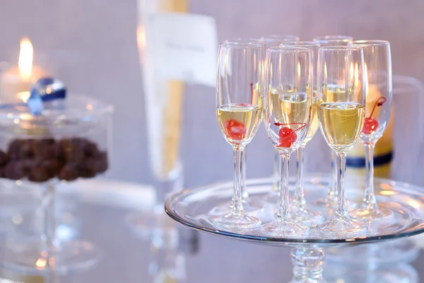 Glazen met roze champagne — Stockfoto