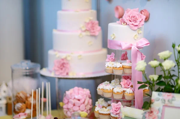 Biały ślub cupkace tort udekorowany kwiatami — Zdjęcie stockowe