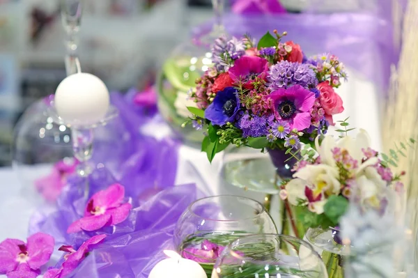 Beautiful purple flowers as a table decoration — Stock Photo, Image