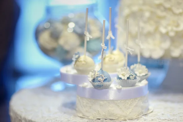 Wedding cake pops in white and blue — Stock Photo, Image