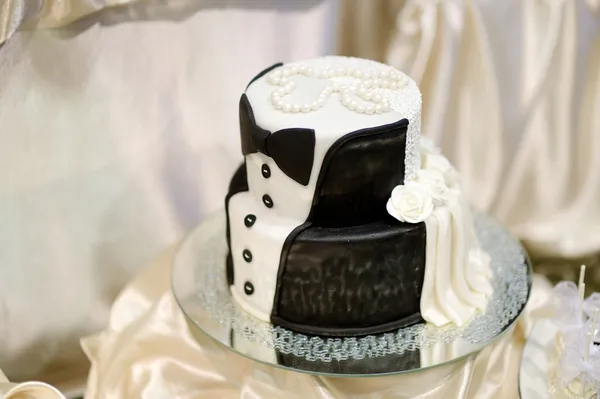 Gâteau de mariage blanc et noir — Photo