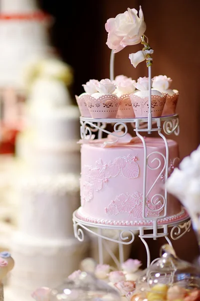 Bolo branco do cupkace do casamento decorado com flores — Fotografia de Stock