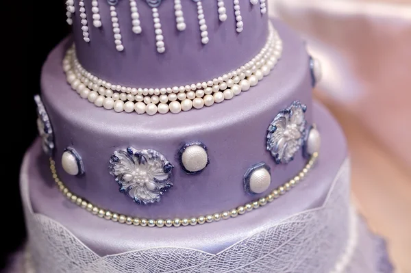 Purple wedding cake decorated with flowers — Stock Photo, Image