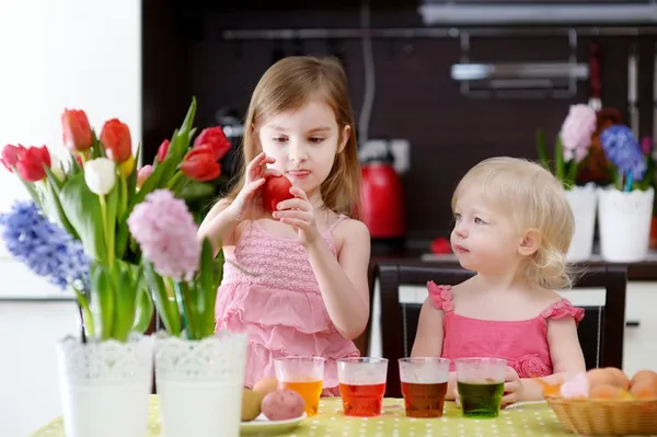 Twee kleine zusters schilderij paaseieren — Stockfoto