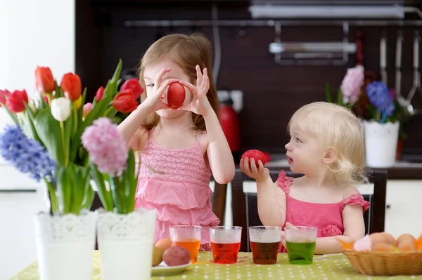 Dos hermanitas pintando huevos de Pascua —  Fotos de Stock