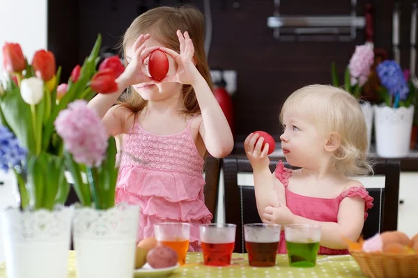 Two little sisters painting Easter eggs — Stock Photo, Image