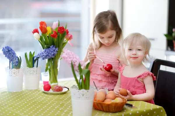 Two little sisters painting Easter eggs — Stock Photo, Image