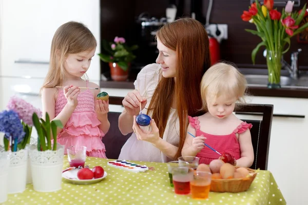 Madre y sus hijas pintando huevos de Pascua — Foto de Stock