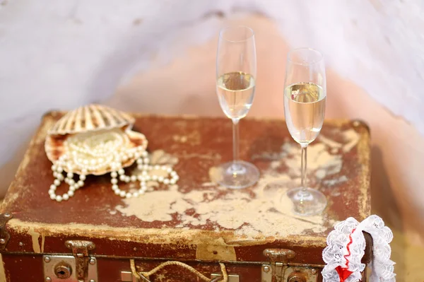 Iki şampanya bardağı ve inciler — Stok fotoğraf