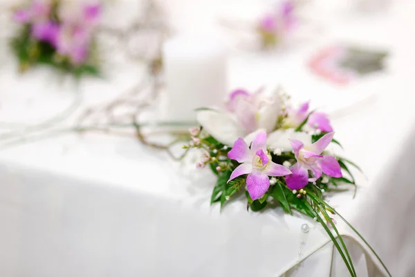 Hermoso ramo de orquídeas blancas y rosadas — Foto de Stock