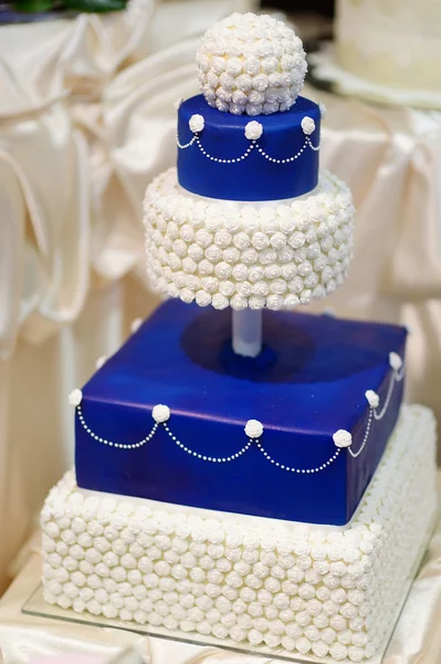 Blaue Hochzeitstorte mit Blumen dekoriert — Stockfoto
